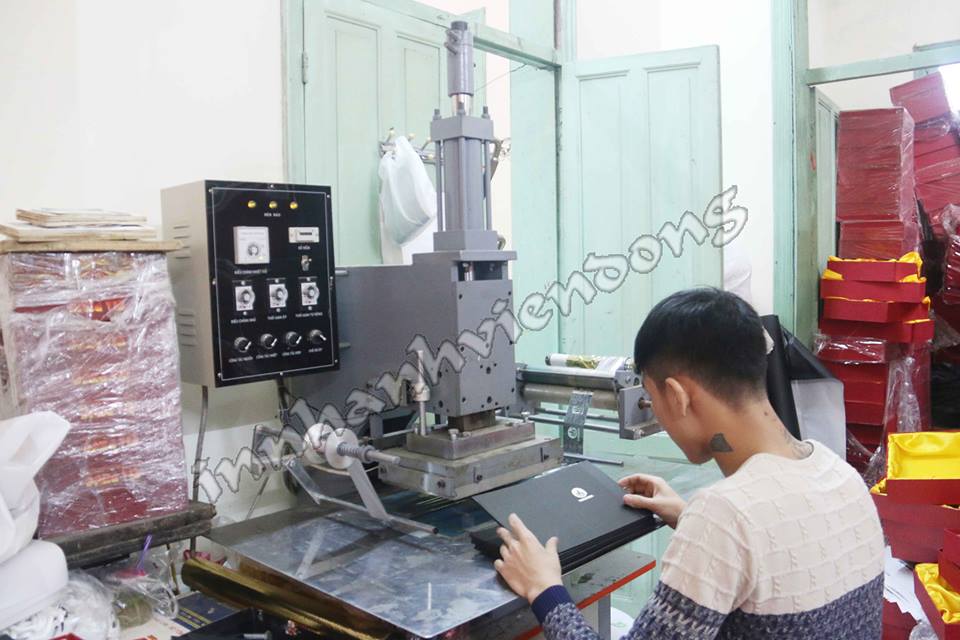 cong nhan lam viec cham chi